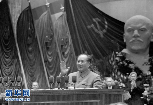 ماو تسي دونغ يلقي كلمة في موسكو بمناسبة الذكرى الـ40 لثورة أكتوبر 6 نوفمبر 1957