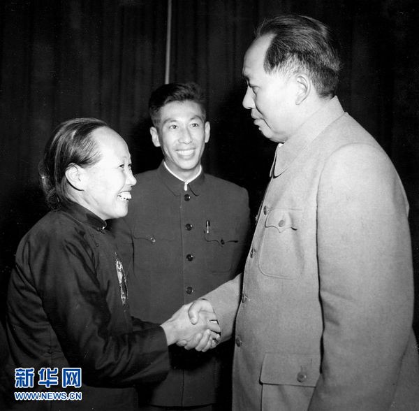 الزعيم ماو تسي دونغ خلال انعقاد الدورة الأولى من المجلس الوطني لنواب الشعب الصيني خلال الفترة ما بين 15 إلى 28 ديسمبر 1954