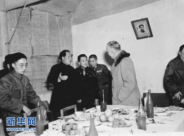 ماو تسي دونغ في حفل عشاء ترحيبا بجورج مارشال المبعوث الخاص لرئيس الولايات المتحدة في 4 مارس 1949