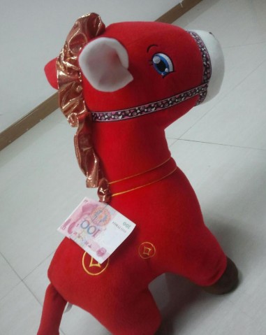 صور ظريفة:" الحصان فوقه نقود " يحرز شعبية كبيرة على الانترنت فى الصين (11)