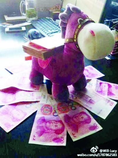 صور ظريفة:" الحصان فوقه نقود " يحرز شعبية كبيرة على الانترنت فى الصين (3)