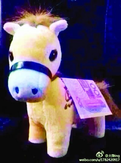 صور ظريفة:" الحصان فوقه نقود " يحرز شعبية كبيرة على الانترنت فى الصين