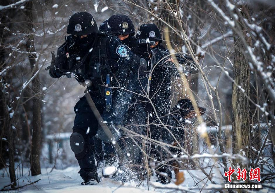 الشرطة الخاصة بأورومتسي تقوم بتدريبات مقاومة الإرهاب