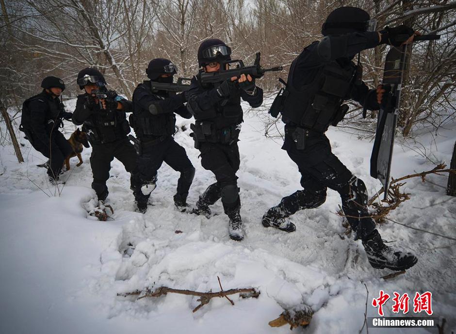 الشرطة الخاصة بأورومتسي تقوم بتدريبات مقاومة الإرهاب (4)