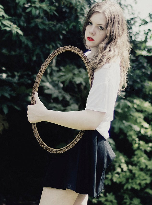 صور إبداعية لفتاة بريطانية باستخدام المرآة (3)