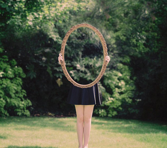 صور إبداعية لفتاة بريطانية باستخدام المرآة