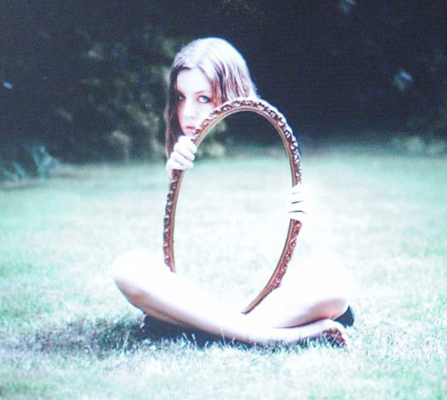 صور إبداعية لفتاة بريطانية باستخدام المرآة (2)