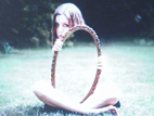 صور إبداعية لفتاة بريطانية باستخدام المرآة