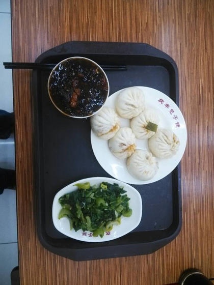 شي جين بينغ يتناول وجبة شعبية ب21 يوان ليدعو إلى  التخلي عن الرفاهية والتواصل بشكل أكبر مع الشعب (9)