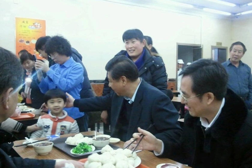 شي جين بينغ يتناول وجبة شعبية ب21 يوان ليدعو إلى  التخلي عن الرفاهية والتواصل بشكل أكبر مع الشعب (2)