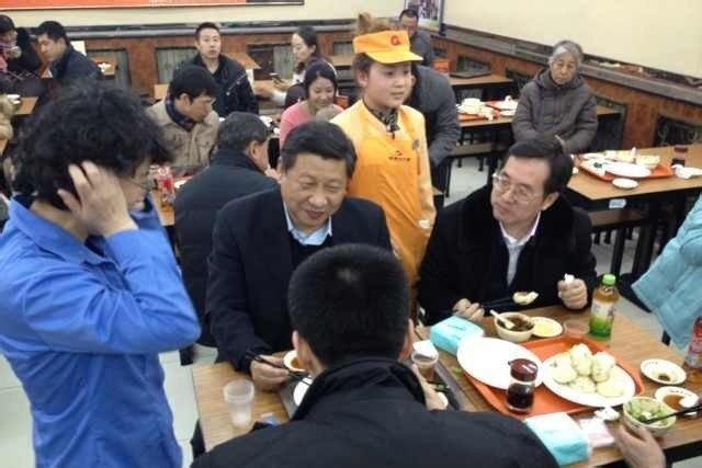 شي جين بينغ يتناول وجبة شعبية ب21 يوان ليدعو إلى  التخلي عن الرفاهية والتواصل بشكل أكبر مع الشعب