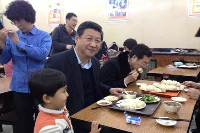 شي جين بينغ يتناول وجبة شعبية ب21 يوان ليدعو إلى  التخلي عن الرفاهية والتواصل بشكل أكبر مع الشعب (6)