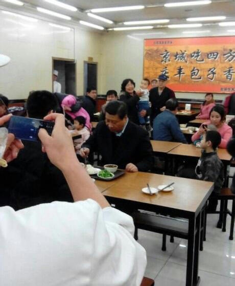 شي جين بينغ يتناول وجبة شعبية ب21 يوان ليدعو إلى  التخلي عن الرفاهية والتواصل بشكل أكبر مع الشعب (5)
