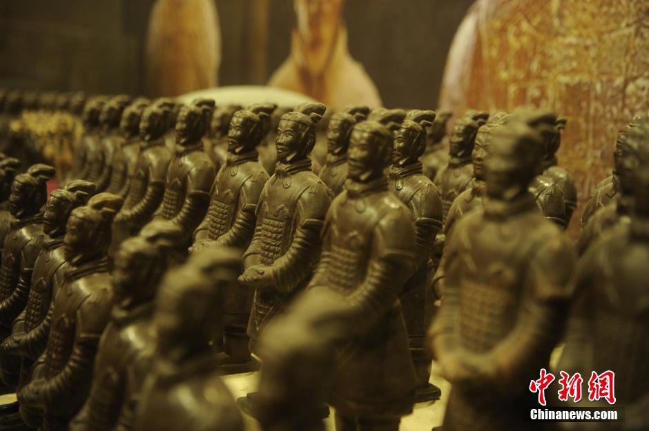 "تماثيل الجنود والخيول الصلصالية" مصنوعة من الشوكولاته تظهر في تشونغتشينغ  (4)