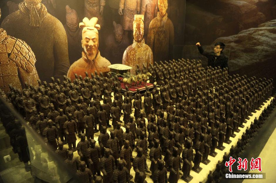 "تماثيل الجنود والخيول الصلصالية" مصنوعة من الشوكولاته تظهر في تشونغتشينغ 