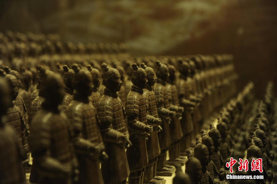 "تماثيل الجنود والخيول الصلصالية" مصنوعة من الشوكولاته تظهر في تشونغتشينغ  (2)