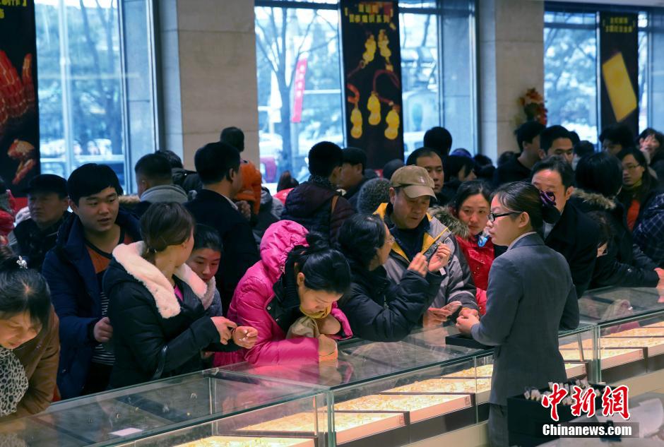 تهافت الصينيين على شراء الذهب في رأس السنة الجديدة  (2)