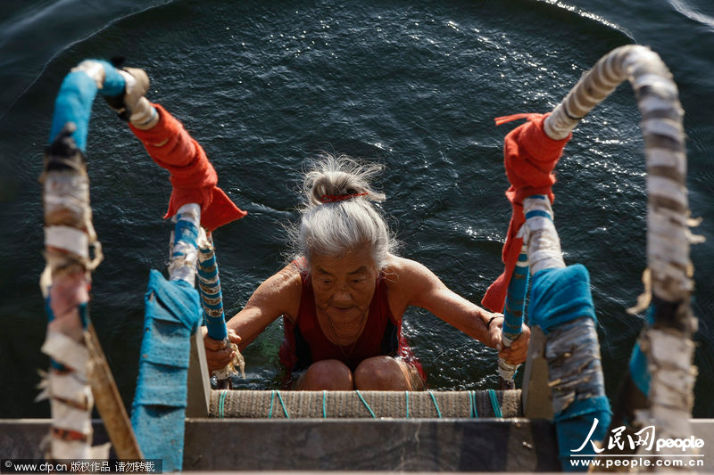 عجوز تتحدى درجات الحرارة المنخفضة وتسبح في بحيرة ببكين   (4)
