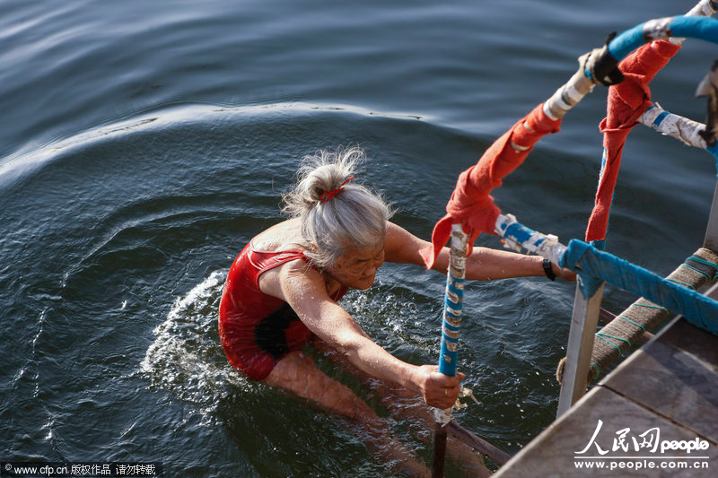 عجوز تتحدى درجات الحرارة المنخفضة وتسبح في بحيرة ببكين  