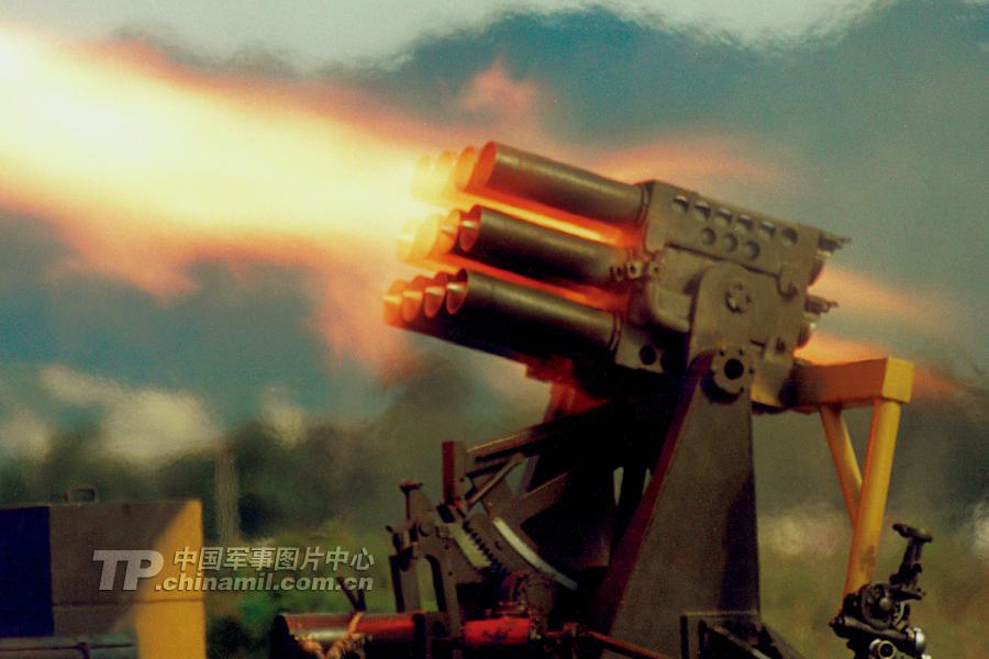 لحظات إطلاق النار لأسلحة جيش التحرير الشعبي الصيني  (11)