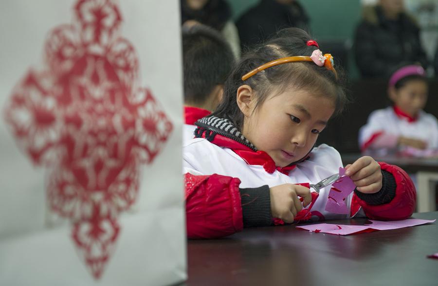 تلاميذ بغرب الصين يبدعون مقصوصات ورقية ترحيبا بعيد الربيع 