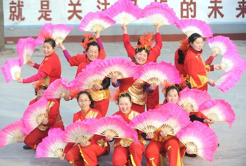 فريق رقص يجري تدريبات استعداداً لتقديم عروض فنية رائعة خلال عيد الربيع الصيني في محافظة شيانغخه التابعة لمقاطعة خبي بشمال الصين في 7 يناير 2014