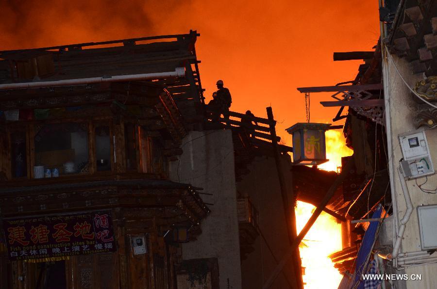 اندلاع الحريق في بلدة قديمة في شانغريلا جنوب غربي الصين  (3)