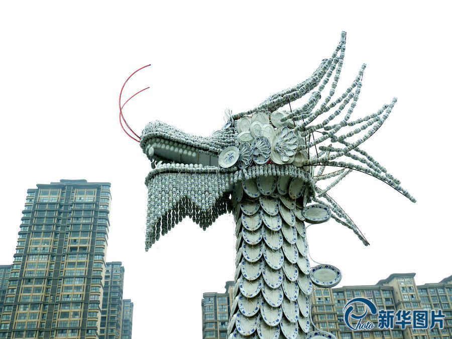 التنين الصيني المكون من أكثر من عشر ألف قطعة خزفية في نانجينغ 