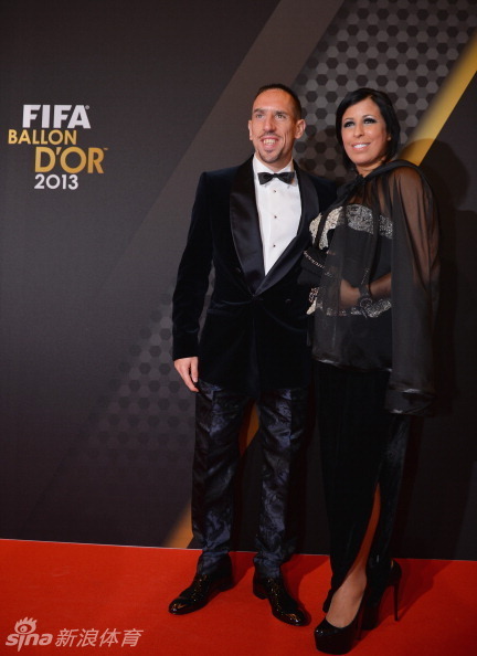 اللاعب البرتغالي كريستيانو رونالدو يحصل على جائزة الكرة الذهبية لعام 2013 (17)
