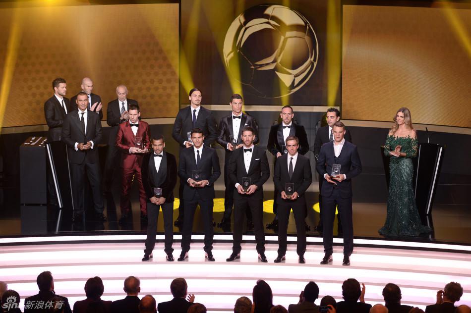 اللاعب البرتغالي كريستيانو رونالدو يحصل على جائزة الكرة الذهبية لعام 2013 (11)
