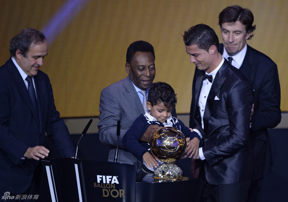 اللاعب البرتغالي كريستيانو رونالدو يحصل على جائزة الكرة الذهبية لعام 2013 (9)