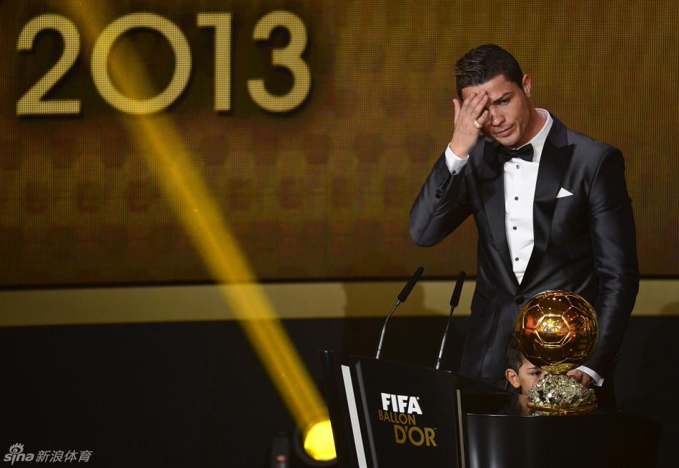 اللاعب البرتغالي كريستيانو رونالدو يحصل على جائزة الكرة الذهبية لعام 2013 (6)