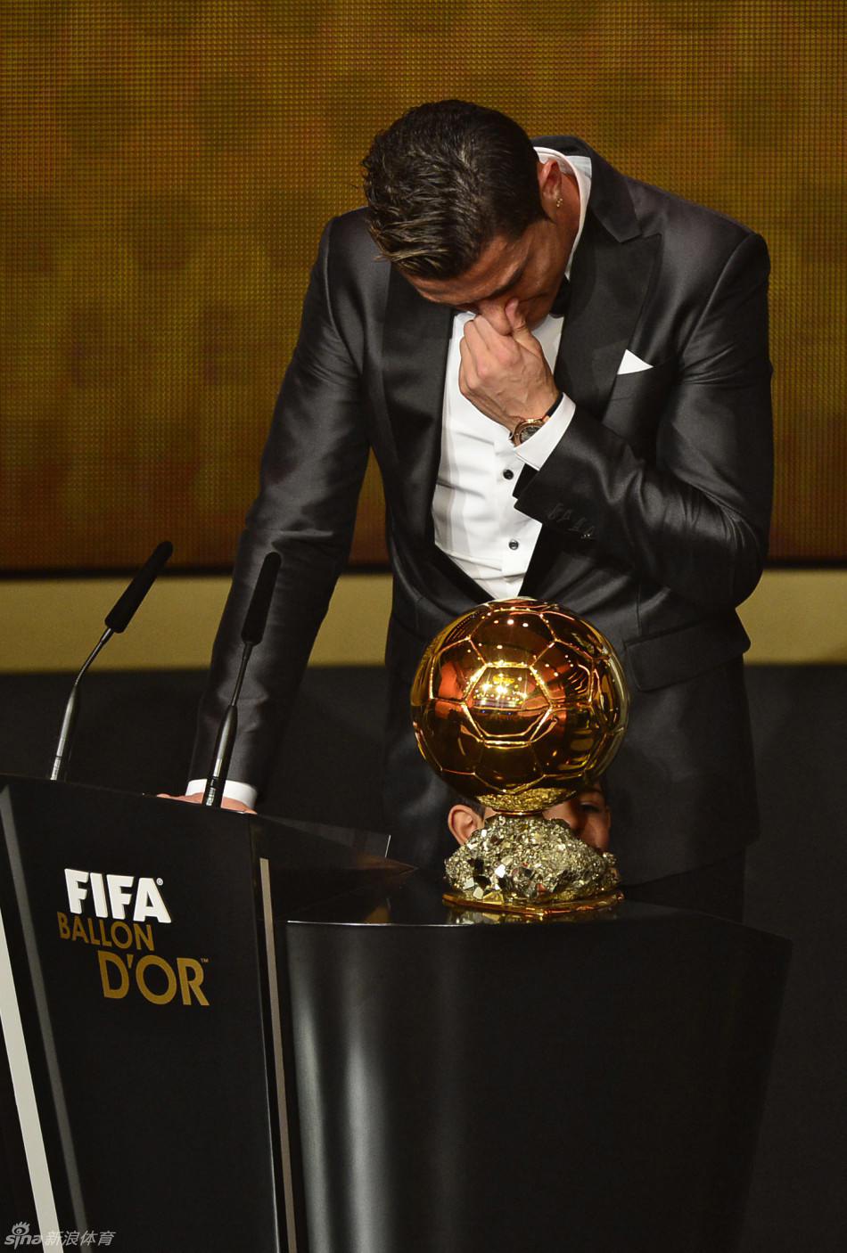اللاعب البرتغالي كريستيانو رونالدو يحصل على جائزة الكرة الذهبية لعام 2013 (5)