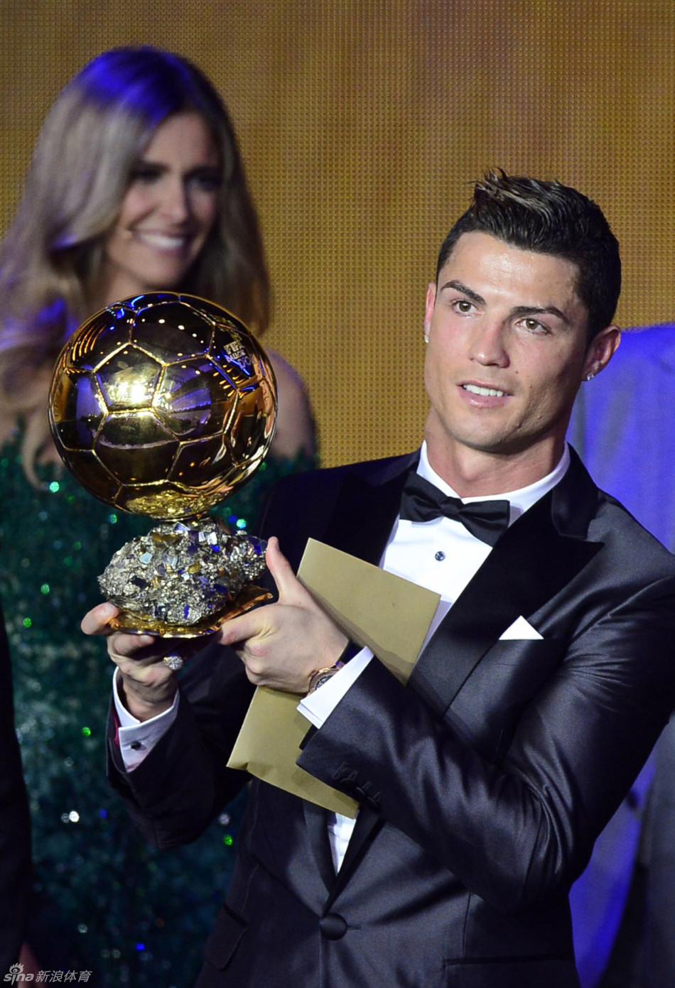 اللاعب البرتغالي كريستيانو رونالدو يحصل على جائزة الكرة الذهبية لعام 2013 (4)
