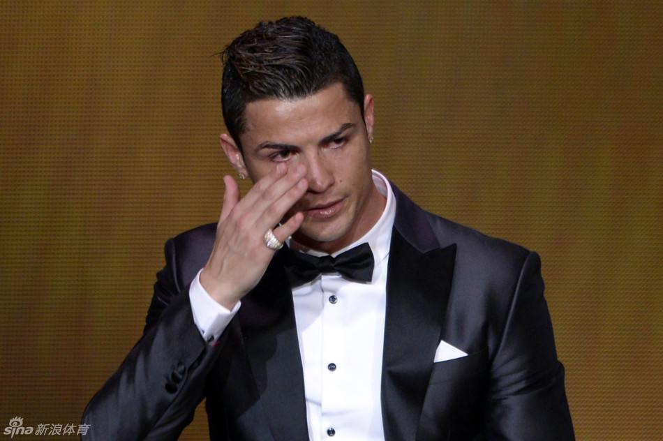 اللاعب البرتغالي كريستيانو رونالدو يحصل على جائزة الكرة الذهبية لعام 2013 (3)