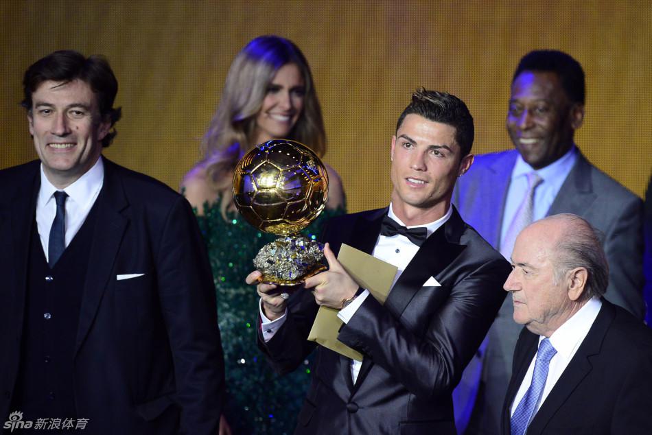 اللاعب البرتغالي كريستيانو رونالدو يحصل على جائزة الكرة الذهبية لعام 2013