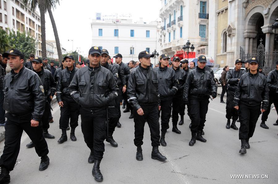 تقرير إخباري: تونس تحيي الذكرى الثالثة لـ"الثورة" وسط تزايد الغموض والإنقسام السياسي  (6)