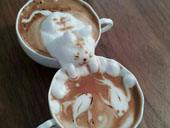 فقاعات الحليب الإبداعية على القهوة