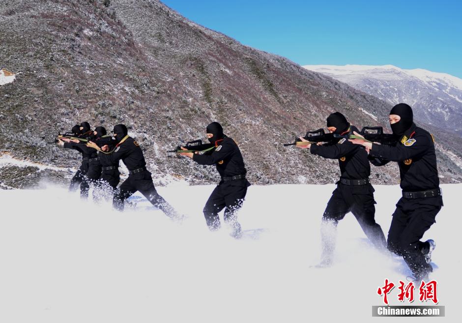 جنود سيتشوان  يقومون  بتدريبات المقاومة ضد البرد  (4)