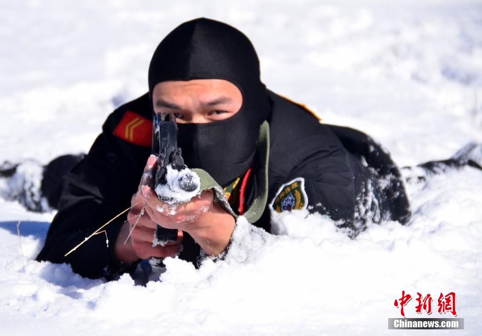 جنود سيتشوان  يقومون  بتدريبات المقاومة ضد البرد  (2)