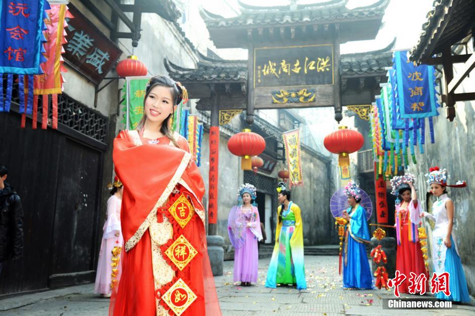 مدينة قديمة فى هونان تجند "آلهة الثروة" لتقديم البركات للزوار خلال عيد الربيع (2)