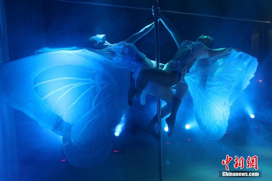 فريق الصيني لرقص العمود يتدرب على رقصة "الفراشة " إستعدادا لبطولة العالم 