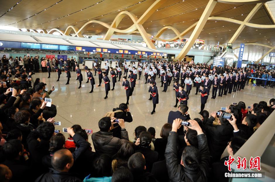 صور:رقص حار للمضيفين والمضيفات خلال "فلاش الغوغاء" فى المطار  (19)