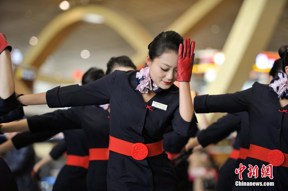 مشاركة 120 موظف لمطار تشانغ شوى الدولي بمدينة كونمينغ حاضرة مقاطعة يوننان بجنوب غرب الصين فى "فلاش الغوغاء" يوم 16 يناير الحالي.
