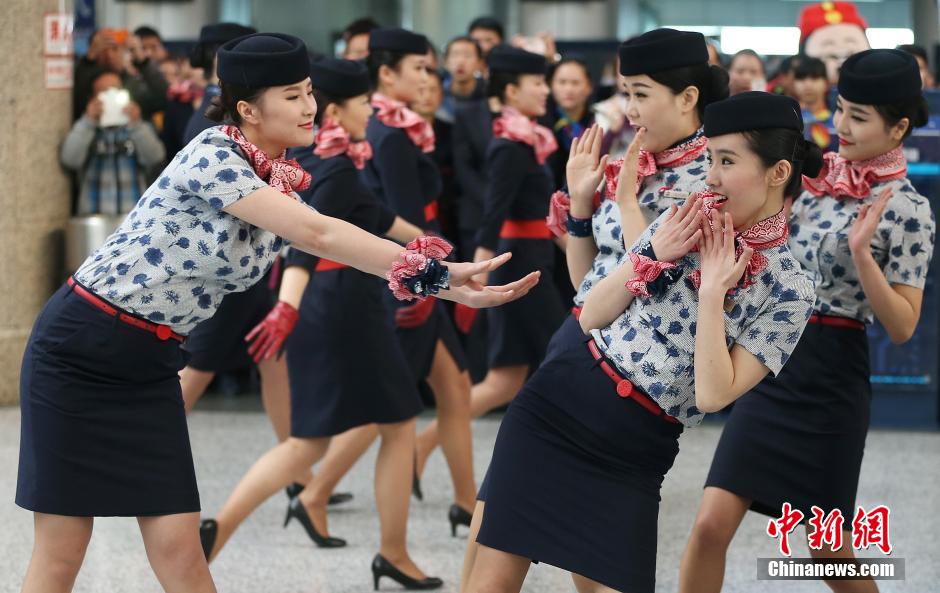 صور:رقص حار للمضيفين والمضيفات خلال "فلاش الغوغاء" فى المطار  (2)