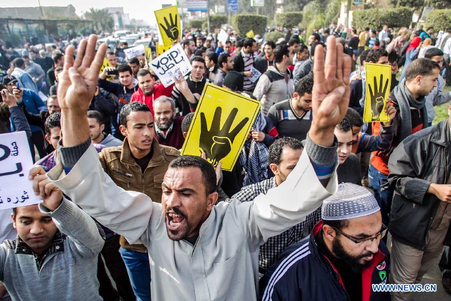 تقرير اخباري: 3 قتلى خلال مظاهرات لمؤيدي مرسي عشية اعلان نتائج الاستفتاء بمصر