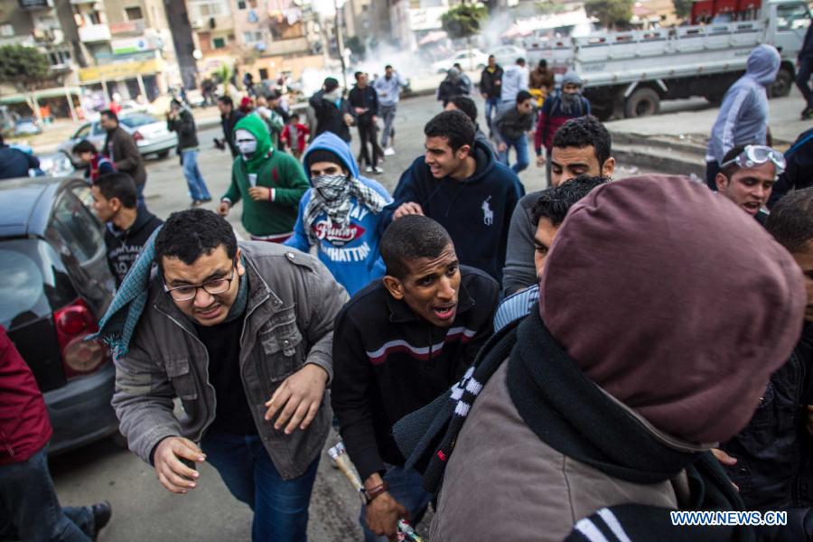 تقرير اخباري: 3 قتلى خلال مظاهرات لمؤيدي مرسي عشية اعلان نتائج الاستفتاء بمصر (2)