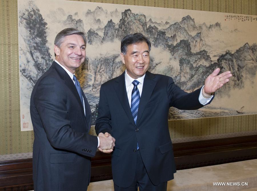 نائب رئيس مجلس الدولة الصينى يلتقى مع نائب رئيس شركة بوينج والرئيس السابق للبنك الدولى (2)