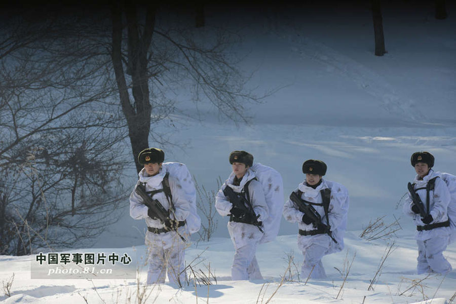 مجموعة صور: التدريبات البرية لجنديات القوات الخاصة في منطقة الجبال شديدة البرودة  (7)