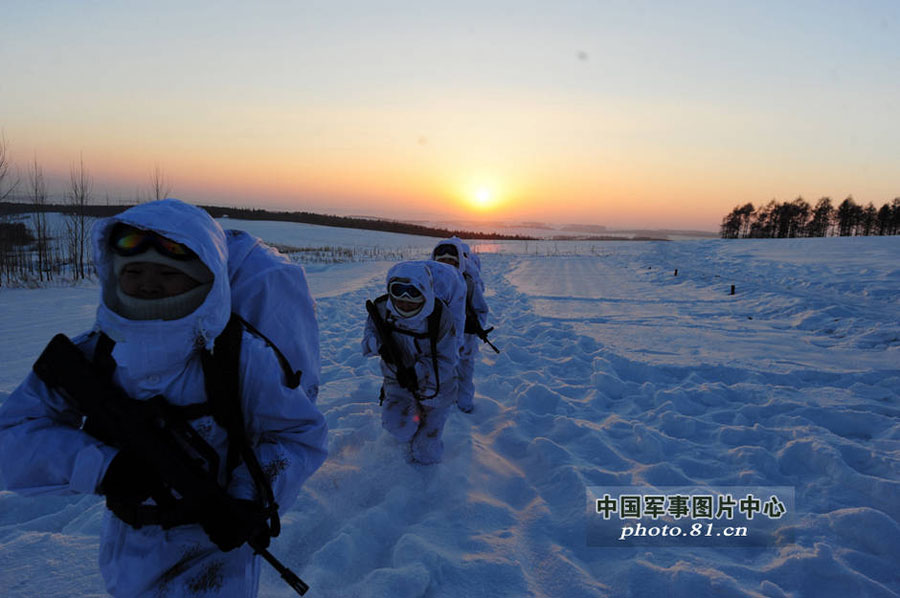 مجموعة صور: التدريبات البرية لجنديات القوات الخاصة في منطقة الجبال شديدة البرودة  (11)